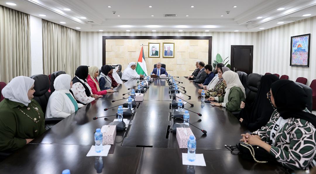 اشتية خلال استقباله الوفد الكويتي المكلف بالتعاقد مع معلمين فلسطينيين